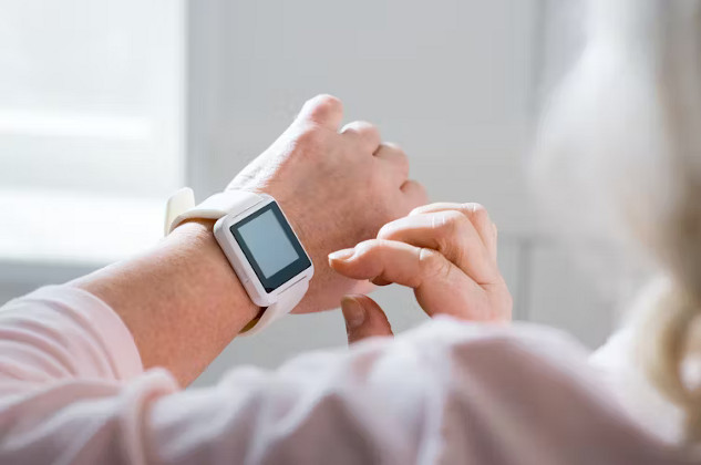 Smartwatch displaying heart rate data, reflecting concerns about wearable devices potentially increasing anxiety in users with heart conditions.