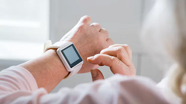 Smartwatch displaying heart rate data, reflecting concerns about wearable devices potentially increasing anxiety in users with heart conditions.